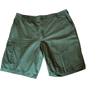 Van Heusen Traveler Men’s Shorts. Cotton Blend. Safari type. Many pockets